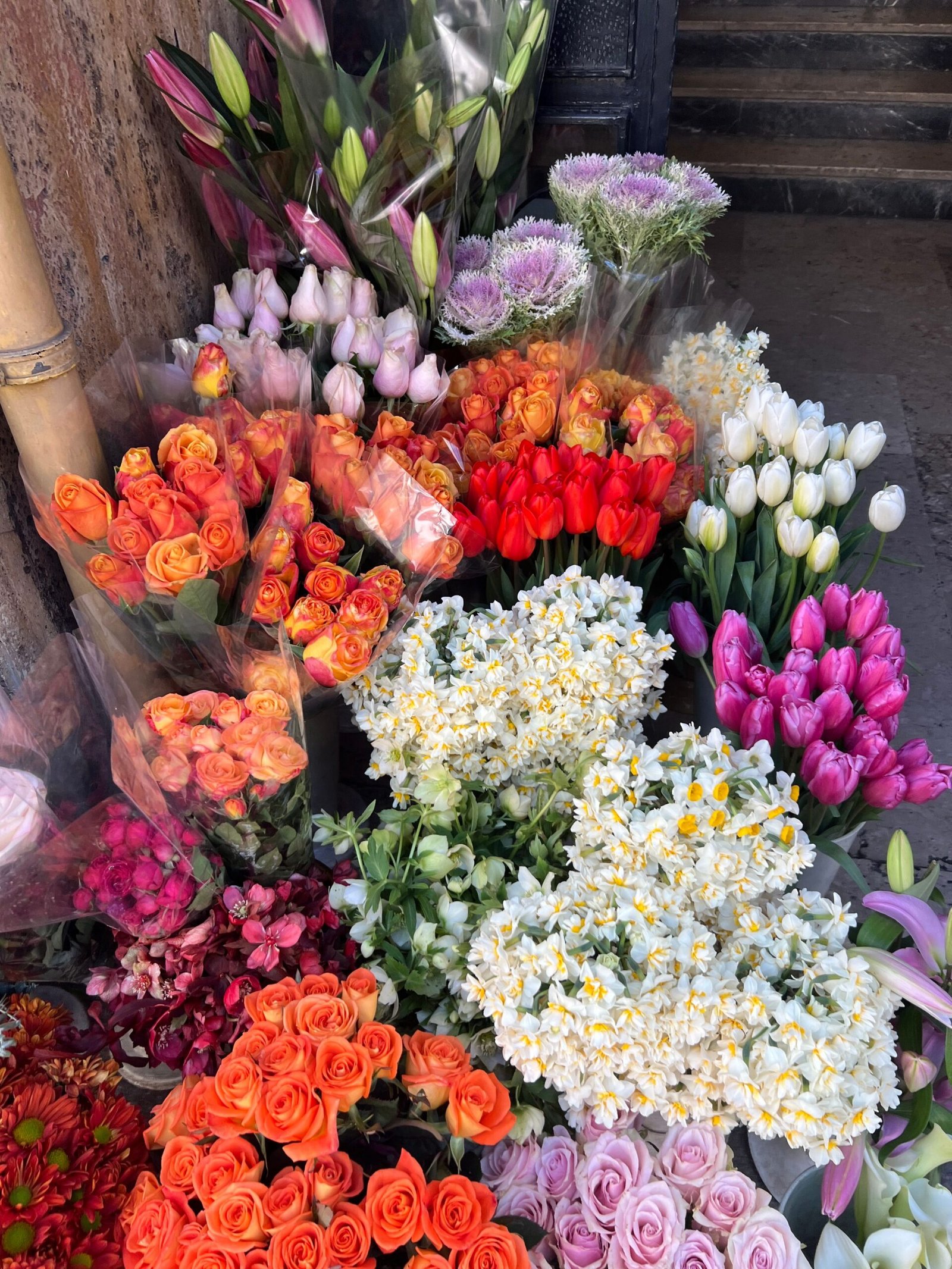 Ramo de rosas rosadas y flores blancas